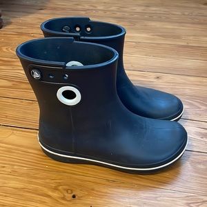 Crocs women’s rain boots, jaunt shorty, navy, size 6